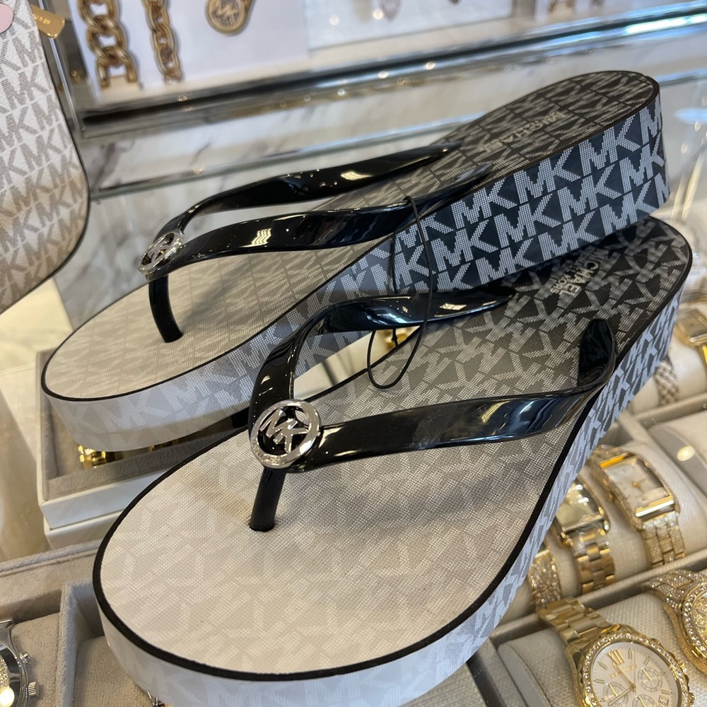 Michael Kors BEDFORD FLIP FLOP
PVC/OMBRE MK SIG
49R6BDFA1Q
Black 
NWT
Platforms - Picture 14 of 16